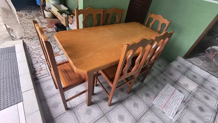 Mesa com 6 cadeiras de Madeira maçissa
