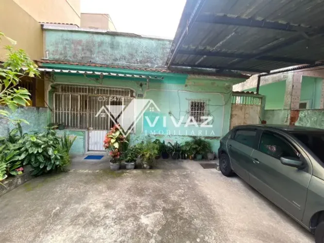 Excelente Casa frente de Rua com 03 Quartos Varanda Quintal e Garagem
