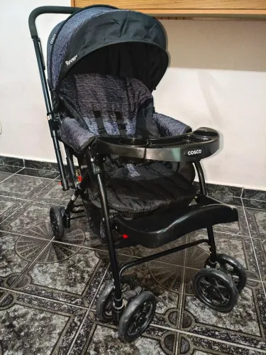 Carrinho de bebê Cosco reverse com bebê conforto