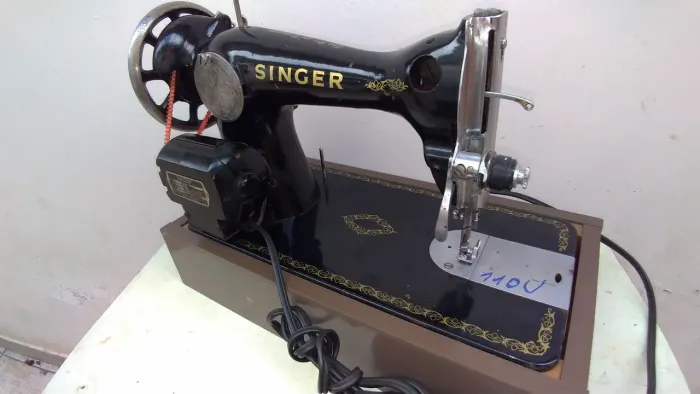 Máquina de costura Singer antiga 110v