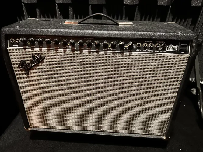 Amplificador Fender Ultimate Chorus
