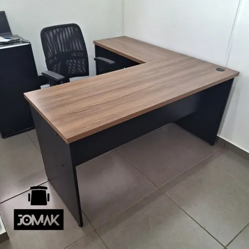 Mesa de escritório em L