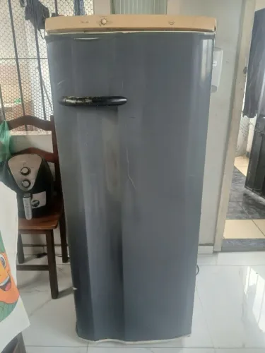 Geladeira Funcionando perfeitamente, com avarias e borrachas da porta pouco folgada.
