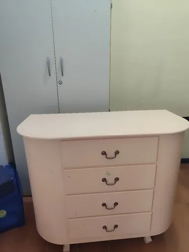 Cômoda com 4 gavetas
