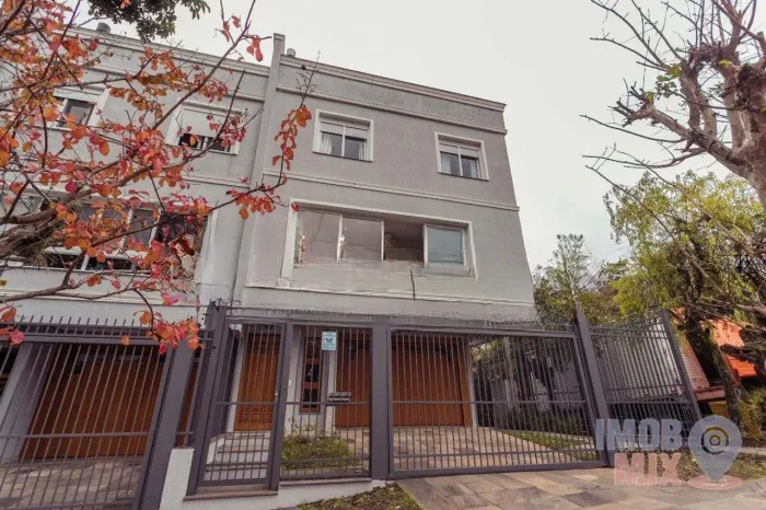 Sobrado à venda em Porto Alegre, bairro São Sebastião.