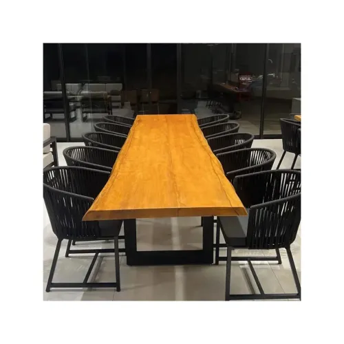 Mesa de madeira com borda orgânica 