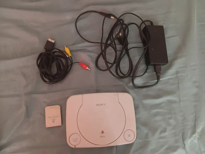 PLAYSTATION ONE EM ÓTIMO ESTADO, E ACOMPANHA 11 JOGOS
