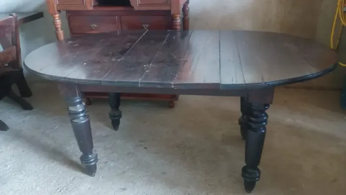 Mesa sem cadeira de madeira maciça