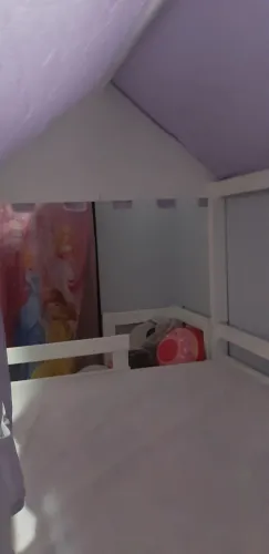 Cama elevada com escada, telhado e toca