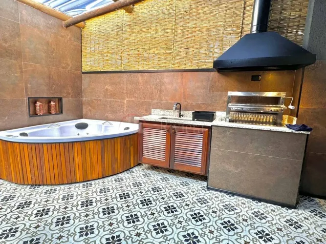 Casa com jacuzzi para locação de temporada a 50 metros da Praia de Maresias