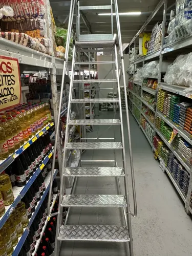 ESCADA INDUSTRIAL DE ALUMÍNIO COM DEGRAUS ANTIDERRAPANTES 