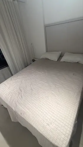 Cama com cabeceiras de tecido