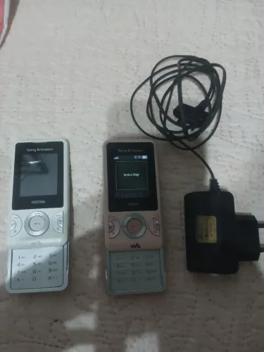 Antigos Sony Ericsson W205 Walkman + Carregador Original, LEIA O ANÚNCIO