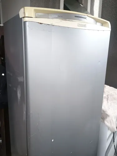 VENDO GELADEIRA FROST FREE USADA FUNCIONANDO OK MARCAS DE USO NA PINTURA 