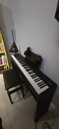 Roland FP30X Completo com Pedal Triplo, Estante e Banqueta Original