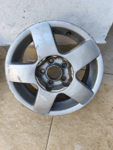 Vendo três rodas aro 14 cinco furos para Volkswagen Fox . 