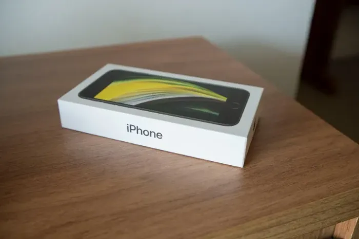 Iphone SE 2020 128Gb com acessórios originais (nunca aberto)