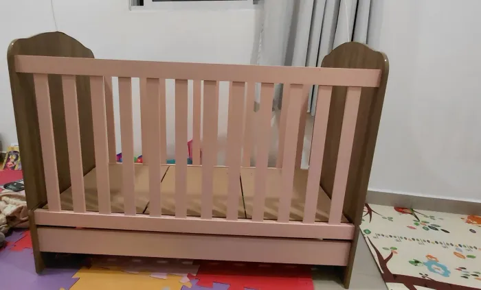 Berço rosa seminovo sem colchão
