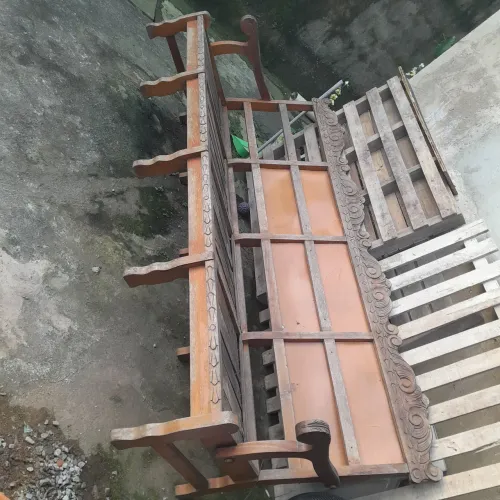 Sofá antigo madeira maciça Precisa de reparos