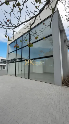 Loja 106m² Próxima à Praia na Armação | Avenida Principal + Mezanino