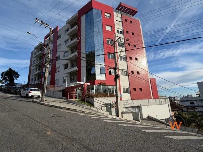 Apartamento 2 suítes no Centro, semi mobiliado com duas vagas