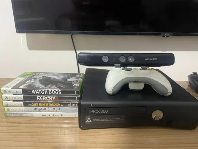 Xbox 360 Slim bloqueado, 5 jogos e 1 controle.