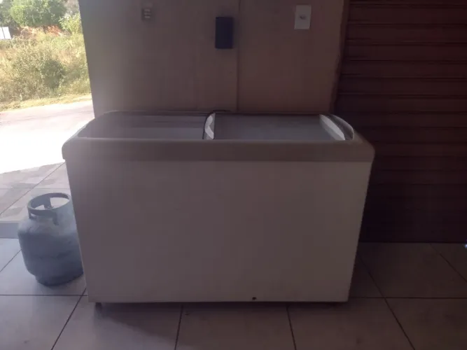 Freezer porta de vidro ideal para sorvetes ou carnes etc. Aceito cartões.