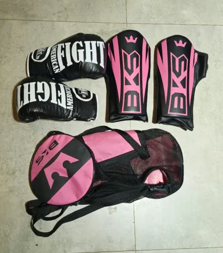 Kit Muay Thai: Bolsa com luvas e caneleira!
