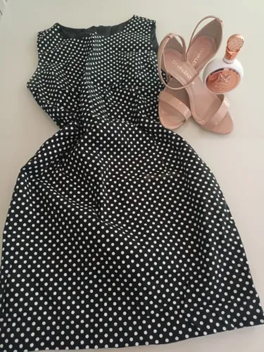 Vestido feminino preto de poá justo