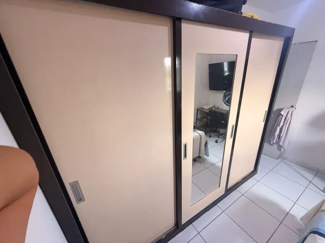 Guarda-roupa para doação