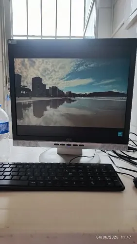 Monitor AOC 17" LCD com Alto-Falantes Embutidos - Ótimo Estado
