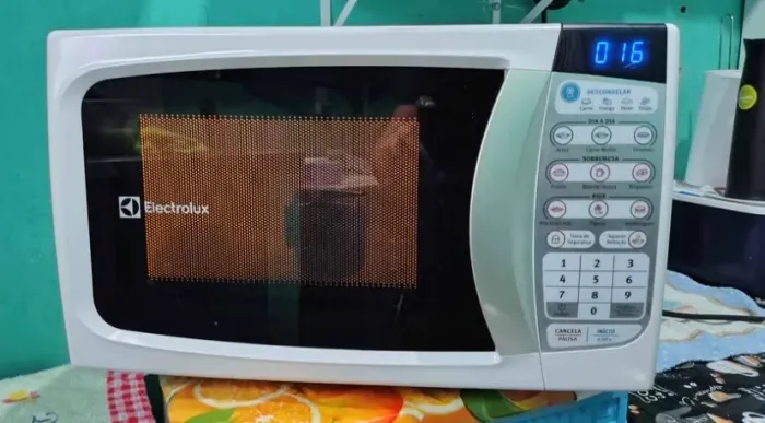 Microondas Electrolux 20 litros, semi novo em perfeito estado.