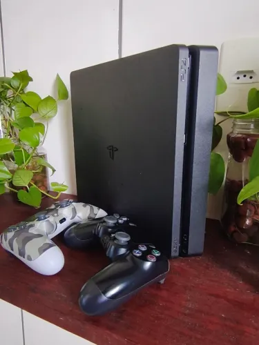 Vendo Playstation 4 (PS4) + 2 controles