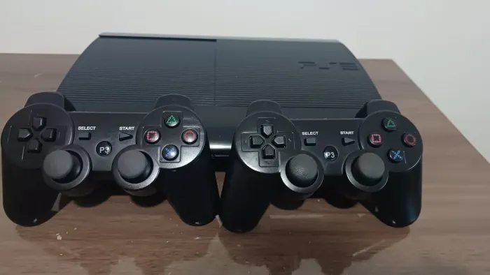 PS3 SUPER SLIM COM 5 MIL JOGOS + 2 CONTROLES