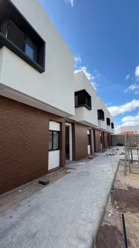 Casa à venda em condomínio com 3/4 e 114 m² de área construída em Petrolina ?