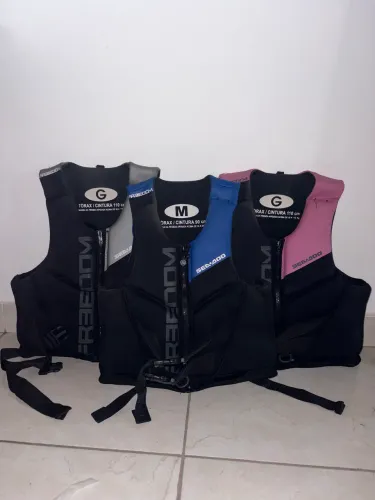 3 coletes salva-vidas da marca Sea-Doo