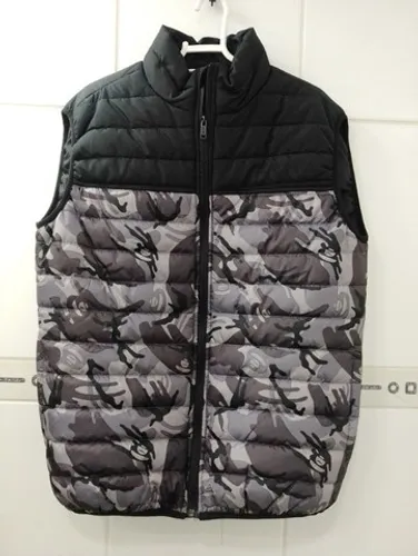 Colete puffer marca Thing preto e camuflado tamanho M