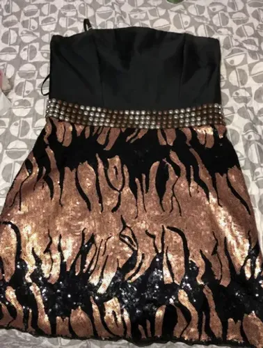 Lindo vestido de festa para uma jovem. Usado 2 vezes.