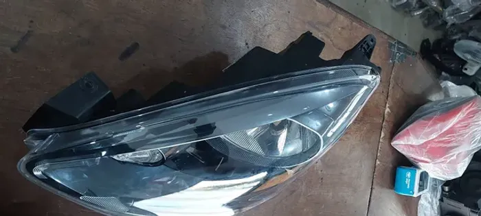 Farol Nissan new  march
