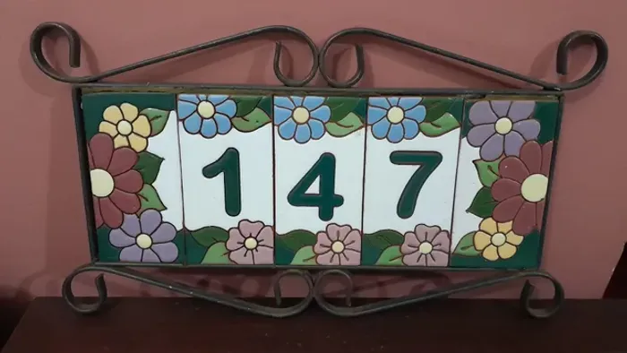 NÚMERO PARA CASA EM AZULEJO EMOLDURADO  OBS: PEÇA ÚNICA