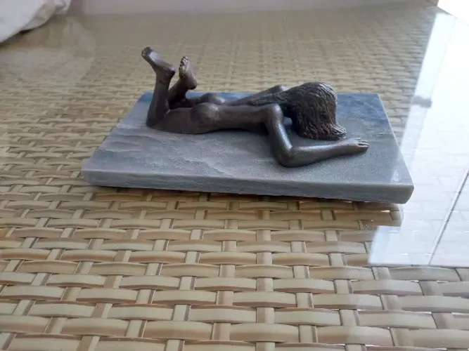 Escultura feminina mulher em bronze: "Praiana"