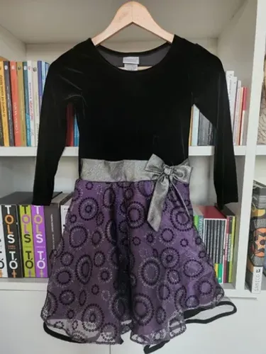 Vestido de Festa de veludo preto com saia rodada e brilhante de tule lilás