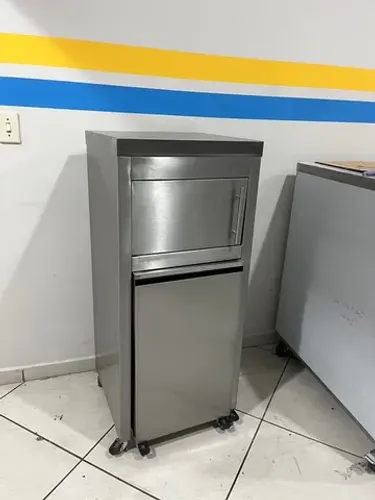 Lixeira de shopping em aço inox sob medida com porta basculante