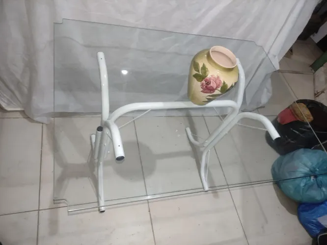 Mesa com tampo de vidro 