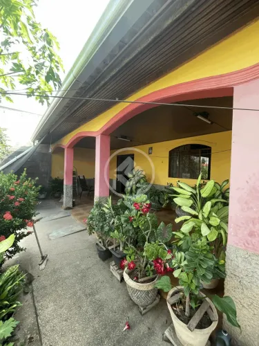 # Vende-se espaçosa casa no Bairro Altos do Coxipó, com área de 393m2 sendo 160m2 construí