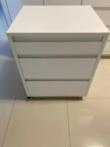 Criado branco com gavetas