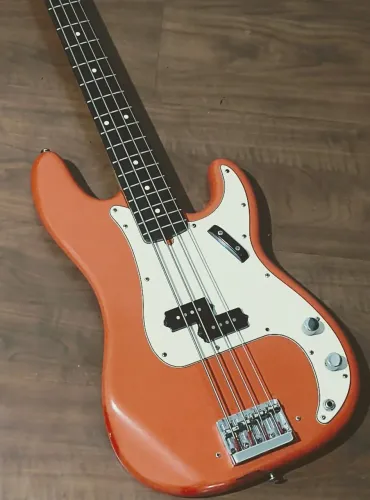 Baixo Fender Squier Classic Vibe 