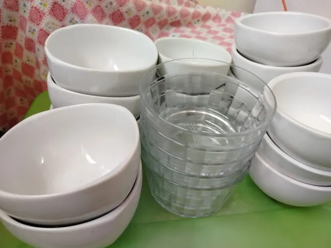 JOGO COM DEZOITO CUMBUCAS DE VIDRO E PORCELANA