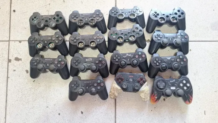 Lote controles Play 2 e 3 e Xbox para conserto ou peças 230,00 Pix - 1302