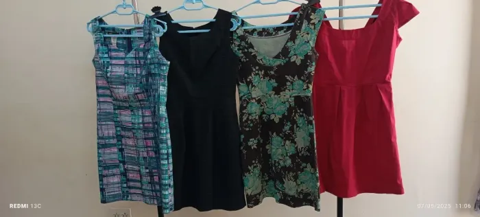 LOTE C/4 VESTIDOS TAMANHO P EXCELENTE ESTADO